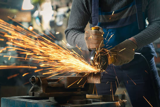 Phương pháp gia công cơ khí truyền thống (Mài, hàn, cắt thủ công)